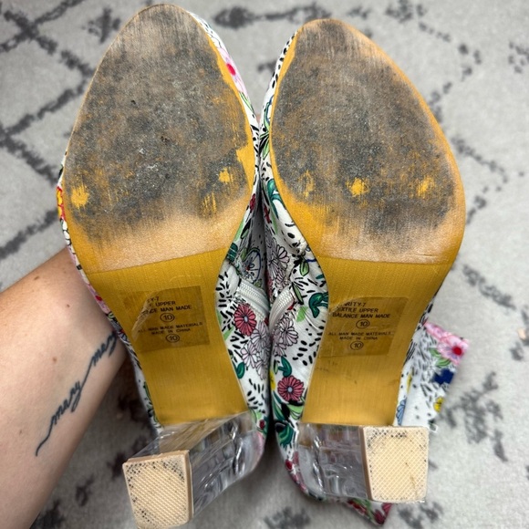 CHASE + CHLOE Clarity Floral Clear Lucite Heel Booties - Picture 6 of 9